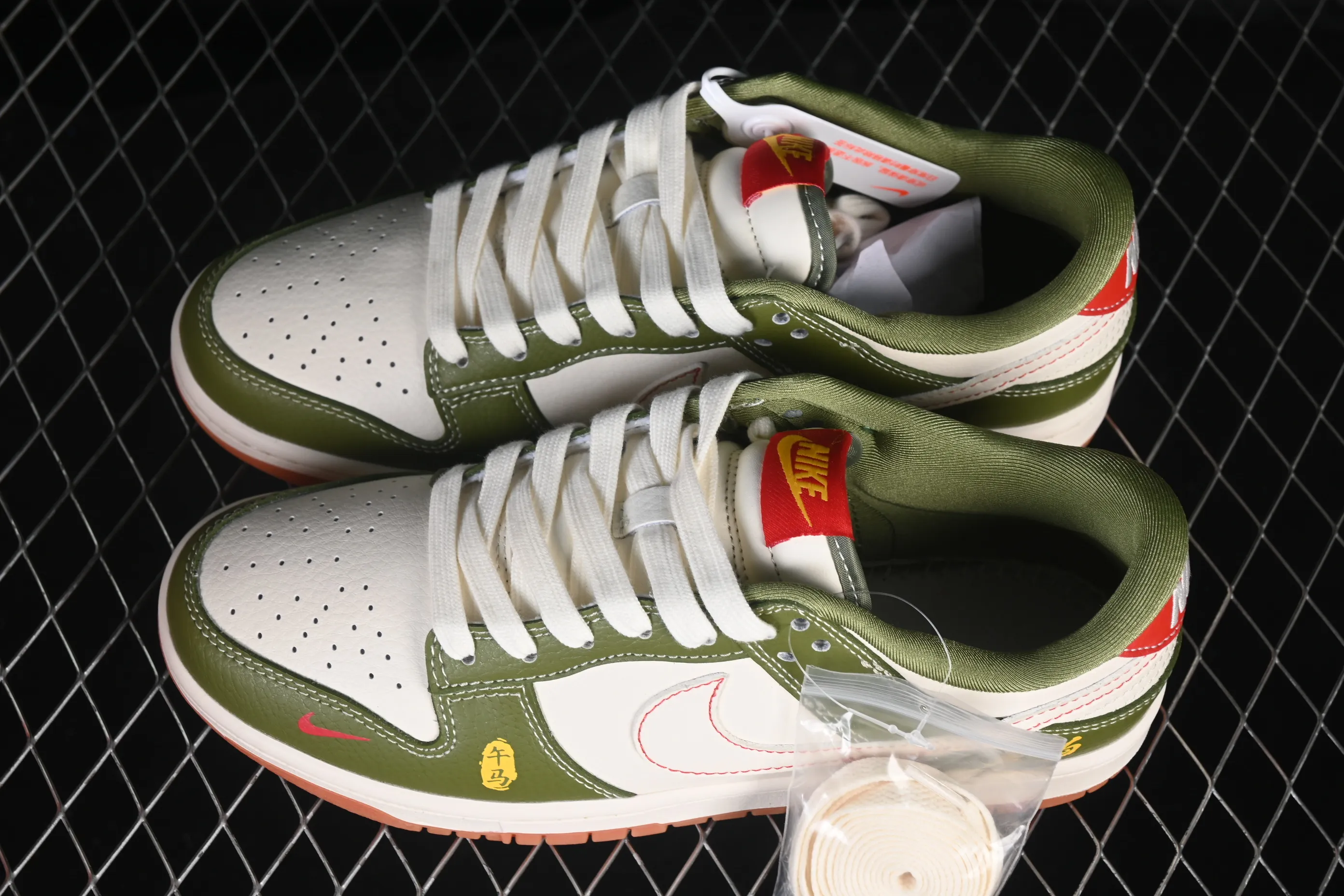 All categories Nk SB Dunk Series Nk SB Dunk Low High-end customized low-top sneakers Nike SB Dunk Low Limited to the Year of the Horse High-end customized low-top casual skateboard shoes QW5288-103
